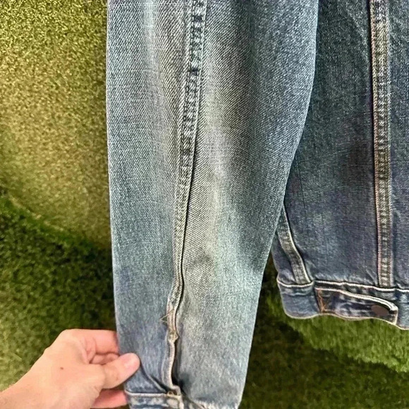 Leviโs  Mid Wash Denim Jacket Medium - Picture 6 of 6